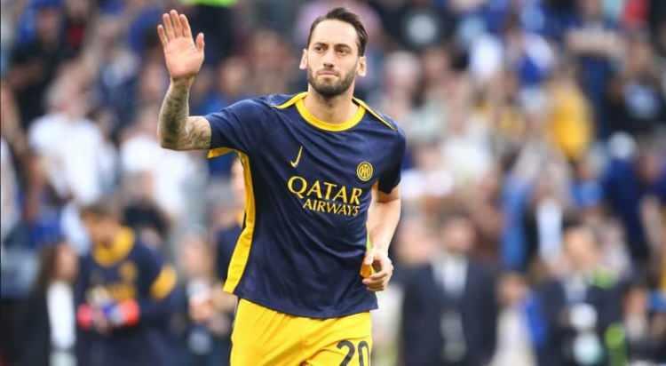 <p>Galatasaray, Hakan Çalhanoğlu'nun bonservisi için Inter'le ilk kez resmi olarak masaya oturdu.<br />
<br />
Galatasaray'a gitmek için kulübüne rest çeken Hakan için Cim Bom'un ilk teklifi 15 milyon euro civarında. Çizme basınına göre anlaşma yakın.<br />
<br />
(FANATİK)</p>