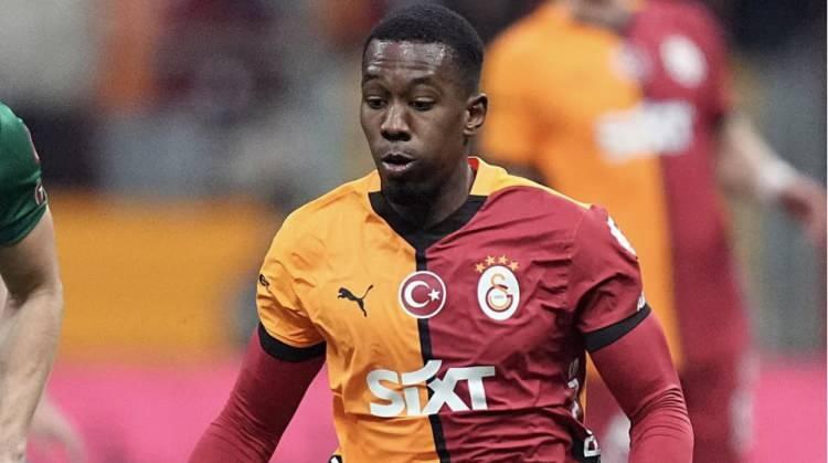 <p>Galatasaray'ın geçtiğimiz sezon kadrosuna kattığı Cuesta, Frankowski ve Jelert, satış listesine konuldu.<br />
<br />
(TÜRKİYE GAZETESİ)</p>