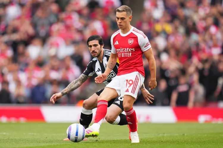 <p>Fenerbahçe, Arsenal'in 30 yaşındaki kanat oyuncusu Leandro Trossard'ı transfer listesine ekledi.<br />
<br />
(FOTOMAÇ)</p>