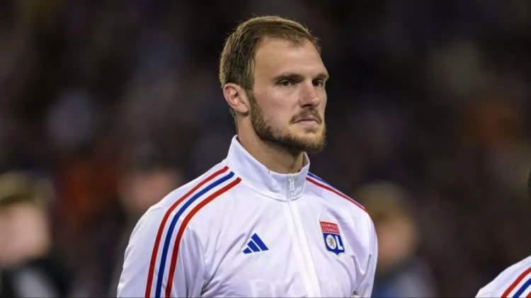 <p>Kaleci arayışı devam eden Galatasaray'da Lucas Perri adı öne çıkıyor.<br />
<br />
Brezilyalı kalecinin de sarı kırmızılı formayı giymeye sıcak bakması önemli bir avantaj oluşturuyor.<br />
<br />
(FOTOMAÇ)</p>