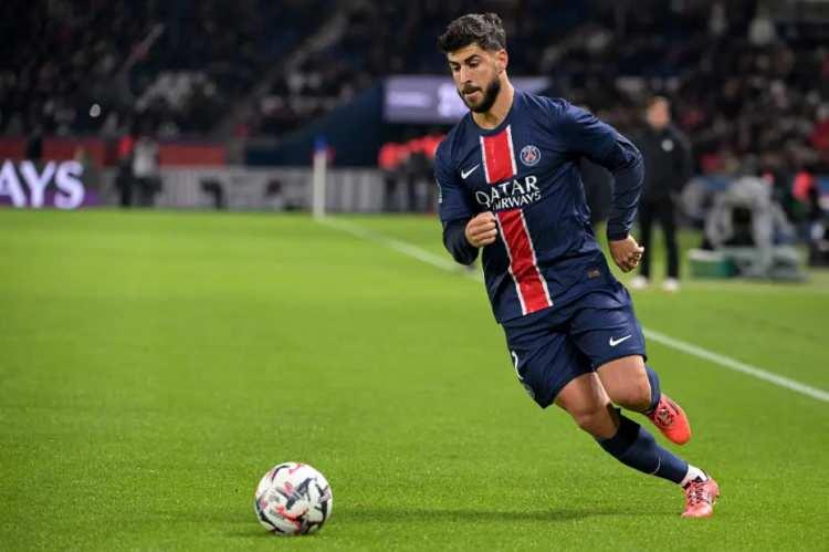 <p>Fenerbahçe'de yönetim, PSG'den Marco Asensio'yı kadrosuna katmak için girişimlerine hız verdi.<br />
<br />
İdareciler, 29 yaşındaki İspanyol yıldıza çubuklu formayı giydirmek için gaza bastı.<br />
<br />
(FANATİK)</p>