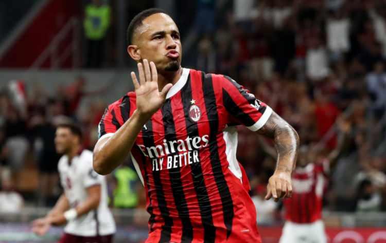 <p>Beşiktaş'ta Noah Okafor için tüm temasları hızlı bir şekilde devam ediyor.<br />
<br />
Kara Kartal, 25 yaşındaki sol kanat oyuncusunu renklerine bağlamak için Milan ile sıkı pazarlık halinde.<br />
<br />
(FANATİK)</p>