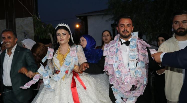 5 bin kişi katıldı: Geline 2 kilo altın, damada 6,5 milyon takıldı!
