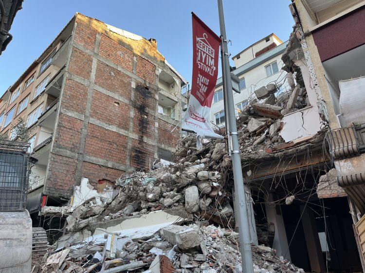 <p>Güngören’de kentsel dönüşüm kapsamında yıkımı yapılan bir binanın bitişiğinde bulunan binanın 4 ve 5. katlarında duvar olmadığı fark edildi. </p>

<p> </p>
