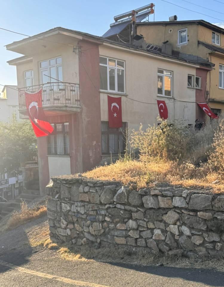 <p><span style="color:#B22222"><strong>ŞEHİT MÜHİMMAT ASTSUBAY KIDEMLİ ÇAVUŞ AKDOĞAN'IN MALATYA'DAKİ AİLESİNE ŞEHADET HABERİ VERİLDİ</strong></span></p>
<p>Pençe-Kilit Harekat bölgesinde bir mağarada arama tarama faaliyeti sırasında metan gazına maruz kalarak şehit olan Mühimmat Astsubay Kıdemli Çavuş Abdurrahman Akdoğan'ın şehadet haberi, Malatya'nın Pütürge ilçesindeki ailesine ulaştırıldı.</p>