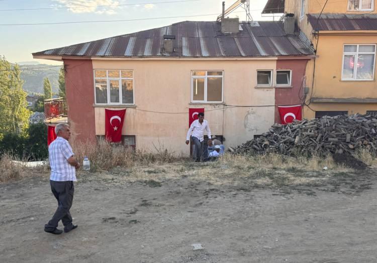 <p>Taşbaşı Mahallesi'nde yaşayan baba Remzi, anne Sebahat Akdoğan ve diğer aile üyelerine şehadet haberi yetkililerce verildi.</p>
<p>Ailenin yaşadığı binaya Türk bayrağı asıldı.</p>
<p>Malatya Valisi Seddar Yavuz ve Büyükşehir Belediye Başkanı Sami Er eve gelerek aileye taziye dileklerini iletti.</p>