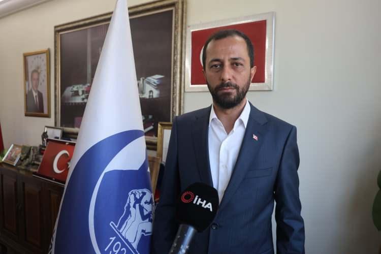 <p><span style="color:#B22222"><strong>"BÜYÜK KURAKLIKLA KARŞI KARŞIYAYIZ"</strong></span></p>
<p>Yayladağı Belediye Başkanı Mehmet Yalçın, kuraklığa yönelik yapılan çalıştayda çeşitli önlemler alındığına değinerek, <strong>"Son 65 yılın en kurak dönemini yaşıyoruz. Şu anda Yayladağı Barajımızda su seviyemiz yüzde 20 seviyelerinde. Yüzde 12 seviyesinden aşağı içme suyu olarak kullanamıyoruz. </strong>Yayladağı Barajı'ndan gelen suyu hem ilçe merkezine hem de 11 mahallemize dağıtıyoruz. O bölgelerde fay hatlarından dolayı sondaj suyumuz da yok maalesef. </p>