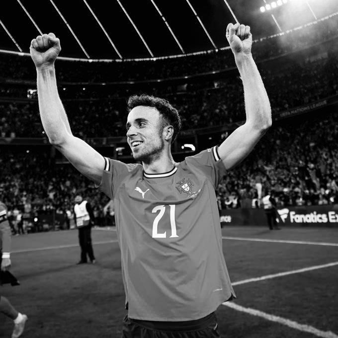 <p><span style="color:inherit">CRİSTİANO RONALDO:<br />
<br />
Mantıklı değil. Az önce Milli Takım'da beraberdik ve şimdi evlendiniz. Ailenize, eşinize ve çocuklarınıza başsağlığı diliyorum ve size dünyadaki tüm gücü diliyorum. Her zaman yanlarında olacağınızı biliyorum. Huzur içinde yatın, Diogo ve André. Hepimiz sizi özleyeceğiz.</span></p>