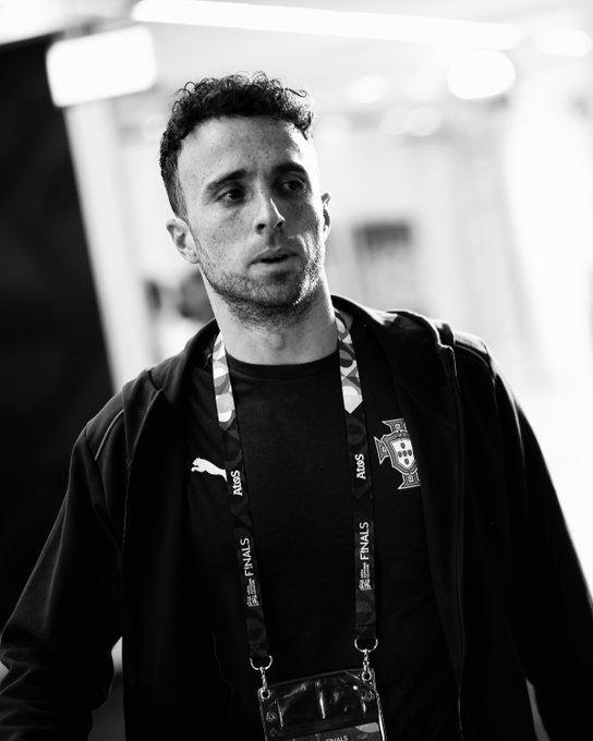 <p>PORTEKİZ:<br />
<br />
Portekiz Futbol Federasyonu ve tüm Portekiz futbolu, Diogo Jota ve kardeşi André Silva'nın bu sabah İspanya'da ölümüyle sarsıldı.<br />
<br />
Diogo Jota, A Milli Takım formasıyla 50'ye yakın maça çıkmış, fantastik bir oyuncudan çok daha fazlası olan, takım arkadaşları ve rakipleri tarafından saygı duyulan, neşesi bulaşıcı, camiada referans gösterilen sıra dışı bir insandı.<br />
<br />
Portekiz Futbol Federasyonu, Diogo ve André Silva'nın ailesine ve arkadaşlarına, ayrıca oyuncuların sırasıyla oynadığı kulüpler olan Liverpool FC ve FC Penafiel'e en derin taziyelerini sunar.<br />
<br />
Portekiz Futbol Federasyonu, Milli Takımımızın Kadınlar Avrupa Şampiyonası'nda İspanya ile oynayacağı maç öncesinde UEFA'dan bir dakikalık saygı duruşunda bulunulmasını talep etti.<br />
<br />
İki şampiyonu kaybettik. Diogo ve André Silva'nın ölümü Portekiz futbolu için telafisi mümkün olmayan kayıplar anlamına geliyor ve her gün onların mirasını onurlandırmak için elimizden gelen her şeyi yapacağız.</p>