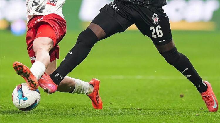 <p>Fikstür çekimiyle yeni sezonda Beşiktaş, Fenerbahçe, Galatasaray ve Trabzonspor'un aralarında yapacakları karşılaşmaların haftaları da belli oldu.</p>