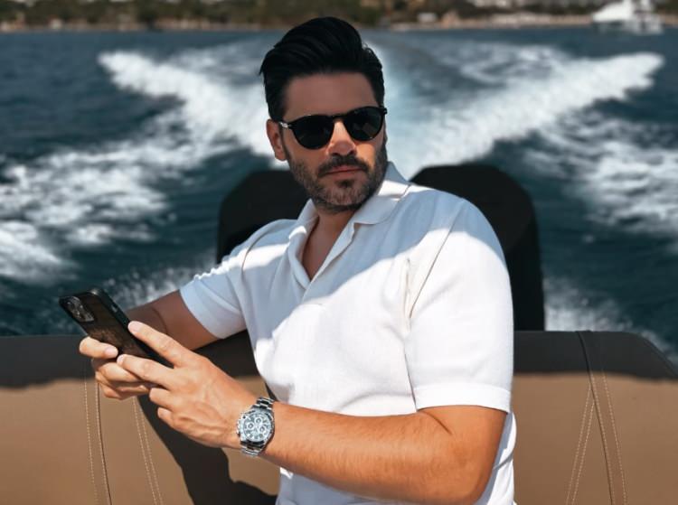 <p><span style="color:#800000"><strong>AİLESİNE DAİR AÇIKLAMALARDA BULUNDU</strong></span></p>
<p><span style="color:rgb(0, 0, 0)">Uğurkan Erez ve Erol Albayrak'ın sunduğu "Şimdi Konuşmak Moda" adlı YouTube programına katılan oyuncu, ailesi ve özel yaşamına dair dikkat çeken açıklamalarda bulundu. </span></p>