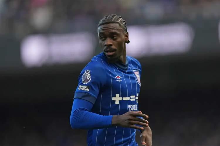 <p>Axel Tuanzebe ➡ Burnley</p>