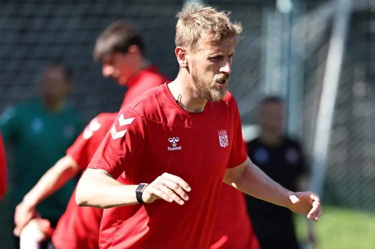 <p>Uros Radakovic ➡ Nantes<br />
<br />
*** Geçtiğimiz sezon Sivasspor kadrosunda yer alan Sırp stoper Radakovic, Yiğidoların küme düşmesinin ardından bedelsiz olarak Fransa Ligue 1 ekibi Nantes'a imza attı.</p>