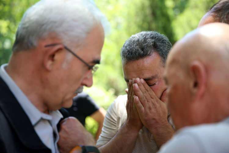 <p><strong>YANGINA MÜDAHALE SÜRÜYOR</strong></p>
<p>Yangınlara, havadan, karadan müdahale edilirken, vatandaşlar ve çevre illerden sevk edilen destek ekipler de çalışmasını sürdürüyor.</p>
<p>İzmir'in Ödemiş ilçesine bağlı Tosunlar Mahallesi'ndeki ormanlık alanda da 2 Temmuz saat 21.00 sıralarında yangın çıktı.</p>