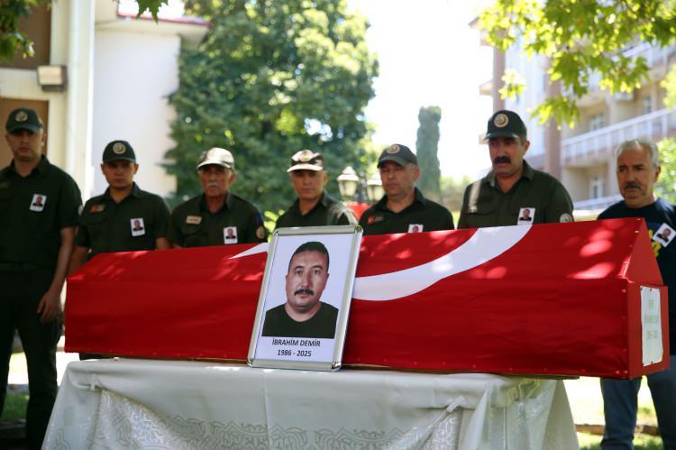 <p>İhbar üzerine bölgeye İzmir Orman Bölge Müdürlüğü ve itfaiye ekipleri sevk edilirken, rüzgarın etkisiyle yayılan yangın nedeniyle Suçıktı, Tosunlar, Üzümlü, Ortaköy ve Karadoğan mahalleleri tedbir amaçlı tahliye edildi.</p>
<p>Ancak, yangın söz konusu mahallelerdeki ev ve ağıllarda hasara yol açtı.</p>