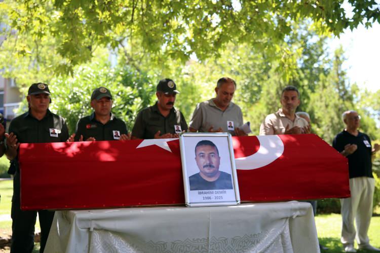 <p><strong>"MİLLETİMİZİN BAŞI SAĞ OLSUN"</strong></p>
<p>Tarım ve Orman Bakanı İbrahim Yumaklı, sosyal medya hesabında yaptığı paylaşımla, şehir Demir için taziye mesajını iletti:</p>
<p>Orman işçimiz İbrahim Demir, İzmir'in Ödemiş ilçesindeki yangında Yeşil Vatan'ı korumak için mücadele verirken şehit olmuştur. Yeşil Vatan'ı canı pahasına savunan kardeşimize Allah'tan rahmet, ailesine ve sevenlerine sabır diliyorum.<br />
<br />
Orman camiamızın ve milletimizin başı sağ olsun. Aynı yangın bölgesinde yaralanan şoför Ragıp Şahin kardeşimize de acil şifalar diliyorum.</p>