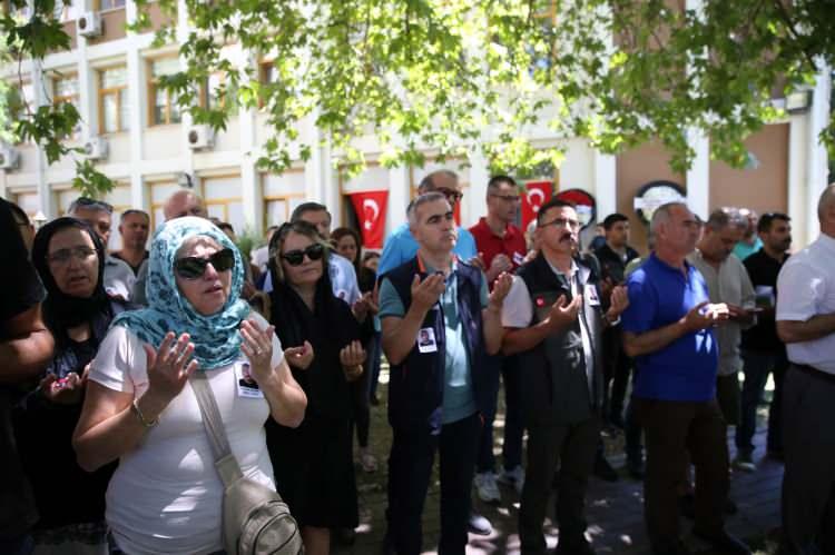 <p><strong>CENAZE TÖRENİ DÜZENLENDİ</strong></p>
<p>Şehit olan dozer operatörü İbrahim Demir için tören düzenlendi.</p>
<p>Şehit Demir'in Türk bayrağına sarılı tabutu, mesai arkadaşlarının omuzlarında, Karşıyaka ilçesindeki İzmir Orman Bölge Müdürlüğü bahçesine getirildi.</p>
<p>Orman Genel Müdürü Bekir Karacabey, cenazenin getirilişi sırasında gözyaşı döken Demir'in mesai arkadaşlarını teselli etti.</p>