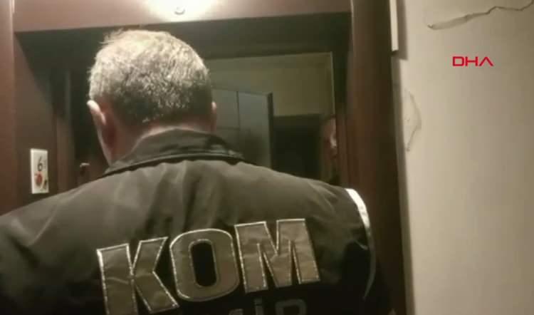 <p>İzmir Büyükşehir Belediyesi'ne yönelik dolandırıcılık ve ihale vurgunu operasyonunda hakkında gözaltı kararı verilen bazı şüphelilerin Yunanistan'a kaçtığı öğrenilirken şafak operasyonuyla gözaltına alınan Tunç Soyer'in ilk görüntüleri servis edildi.</p>
