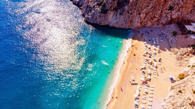 <p>Antalya, Alanya, Bodrum, Kuşadası gibi tatil yerleri gezginler için cazibe merkezi oldu.</p>