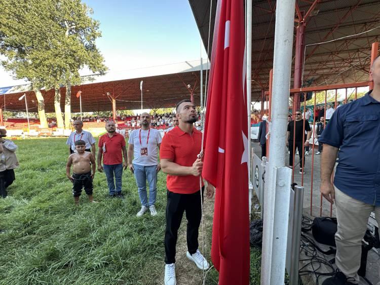 <p>Ardından başpehlivan Zeybek'in Türk bayrağını taşıyarak öncülük ettiği kortej, protokolü ve seyircileri selamladı.</p>