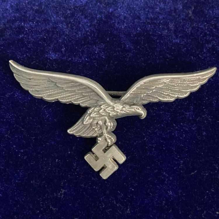 <p><span style="color:#B22222"><strong>Almanya</strong></span></p>
<p> </p>
<p>Nazi döneminde farklı bir arma (kartal + gamalı haç) kullanıldı.</p>