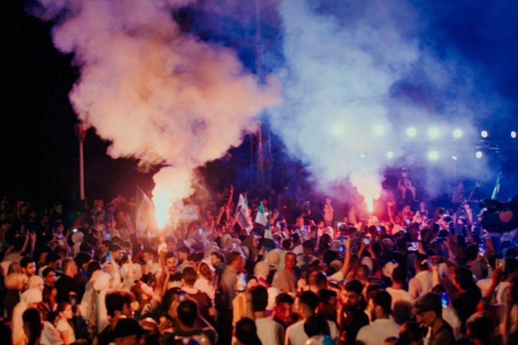 <p>Değişimlerin Nedenleri:</p>
<p><strong>Rejim değişikliği (monarşi → cumhuriyet)</strong></p>
<p><strong>İdeolojik dönüşüm (laik → dini rejim, sosyalist → liberal)</strong></p>
<p><strong>Bağımsızlık veya sömürge sonrası dönem</strong></p>
<p><strong>Yeni anayasa ve devlet simgelerinin uyarlanması</strong></p>