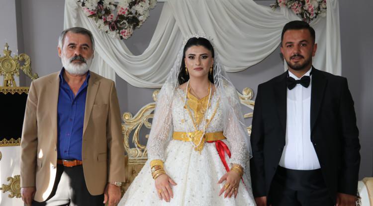 <p>Yaklaşık 5 saat süren takı töreni sonunda damada 6 buçuk milyon TL bahşiş, geline ise 2 kilo altın takılırken, masaya konulan paraları ise 14 kişi saydı.</p>
