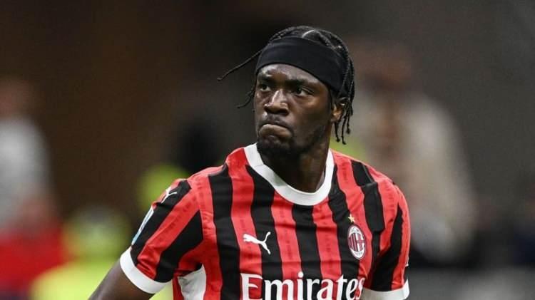 <p>27 yaşındaki futbolcu sağlık kontrolleri için İstanbul’a davet edildi.</p>