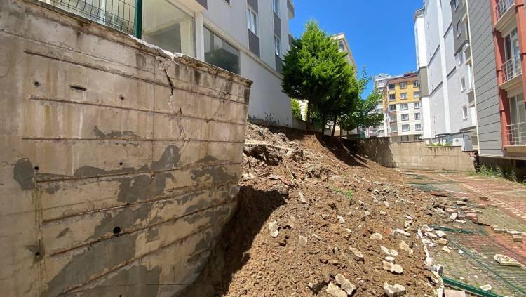 <p>Samsun’un Atakum ilçesinde etkili olan sağanak yağış nedeniyle bir sitenin istinat duvarı çöktü.</p>
<p> </p>