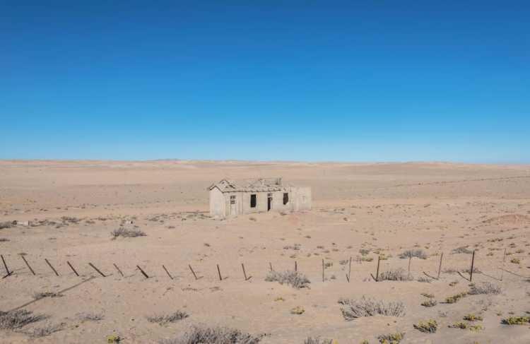<p>1908'de bir akşam, Zacherias Lewala adlı bir Namibyalı demir yolu işçisi, sürünen kum tepeciklerinden demir yolu raylarını temizlerken loş ışıkta parlayan bazı taşlar gördü. </p>
<p> </p>