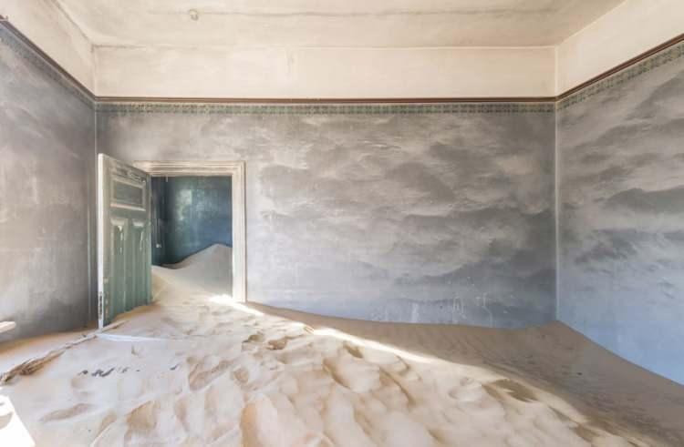 <p>Zengin Kolmanskop, çorak çölde bir lüks kuyusu haline geldi. Bir kasap, bir fırıncı, bir postane ve bir buz fabrikası vardı; temiz su trenle getiriliyordu. Avrupa opera grupları bile performans sergilemek için geliyordu. Bir çeşit çılgın eksantriklik hüküm sürüyordu. Bir aile, diğer kasaba halkını terörize eden ve Noel'de kızak çekmek zorunda bırakılan bir devekuşu besliyordu .</p>
<p> </p>