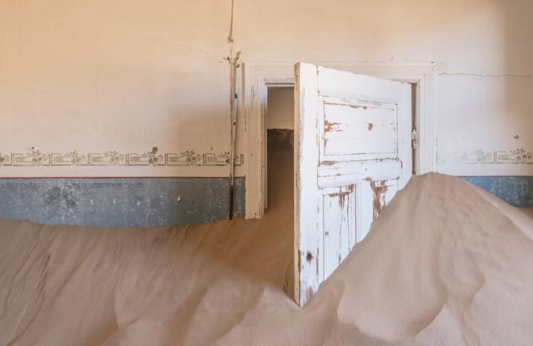 <p>Ancak , Alman Güney Batı Afrikası'nın mücadele eden kolonisinin bir parçası olan Kolmanskop da sömürge şiddetinin mirası üzerine inşa edilmişti. Kolmanskop'ta elmasların keşfedilmesinden sadece dört yıl önce, Namibyalı Herero halkı, 60.000'den fazla Herero'yu öldürerek soykırımsal bir vahşetle misilleme yapan Alman sömürgecilere karşı ayaklandı.</p>
<p> </p>