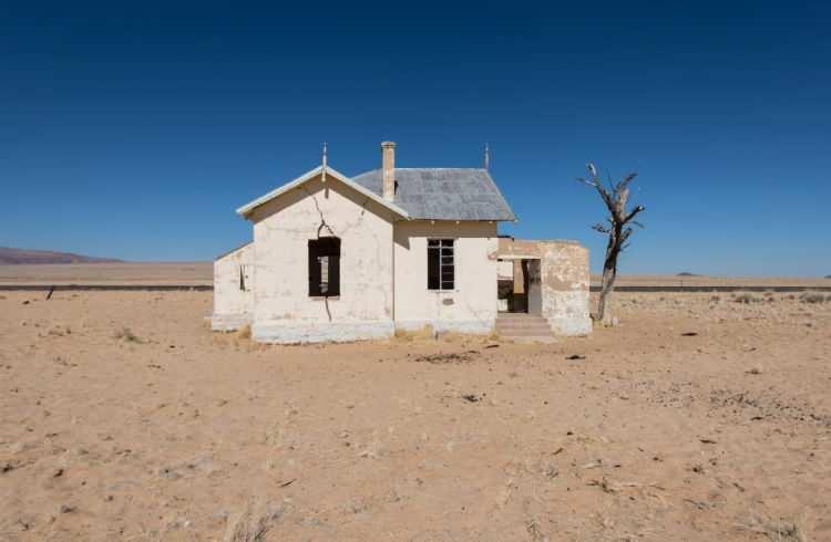 <p>Patlama ve çöküş</p>
<p>Kolmanskop'un maden arayıcıları, çöl tabanından elmas toplayarak bir gecede zengin oluyordu, ancak Alman yetkililer bu inanılmaz zenginlikler üzerinde daha fazla kontrol istiyordu.</p>