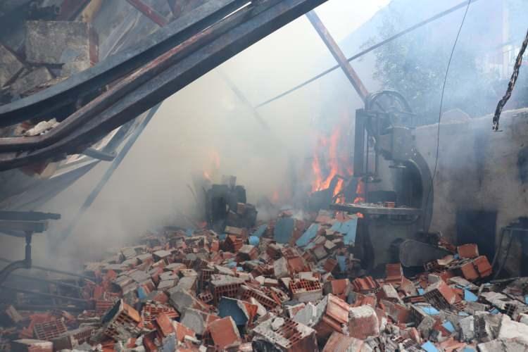 <p>Fabrikada büyük çapta hasar oluştu. Yangının çıkış nedenine ilişkin itfaiye ve polis ekiplerinin incelemesi devam ediyor. İlk değerlendirmelere göre, yangının elektrik aksamından kaynaklandığı üzerinde duruluyor.</p>