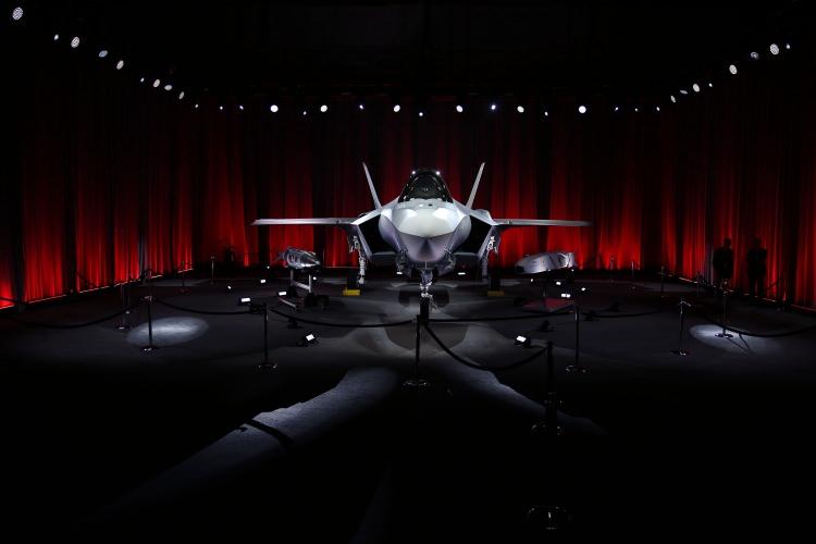 <p>Yanarocak, Türkiye'nin de F-35'lere sahip olması durumunda hem Yunanistan'ın hem de İsrail'in hava üstünlüğünü etkisiz hale getirebileceğini vurgulayarak, "Türkiye'nin Deniz Kuvvetleri ve Kara Kuvvetleri'nde bir avantaja sahip olduğu biliniyor. Dolayısıyla bu durum güç dengesini temelden değiştiriyor." değerlendirmesinde bulundu.</p>