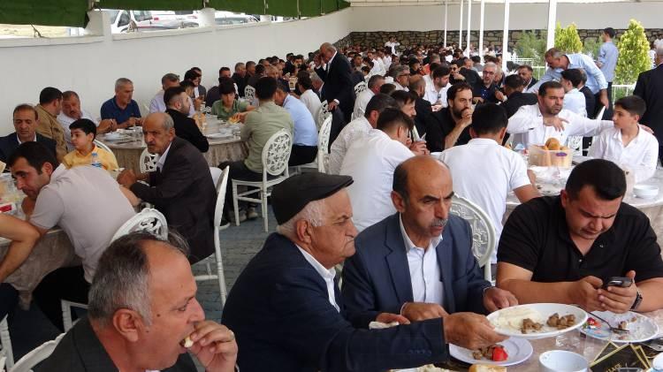 <p>Yaklaşık 1 ton etin tüketildiği düğünde, iki günde yaklaşık 8 bin kişiye yemek ikramında bulunuldu. </p>