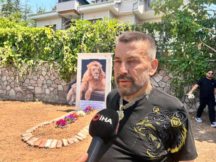 <p>Zeus'un Ankara'da yaşayan sahibi Yaşar Kaplan ise öldürülen aslanının anısına evinin önüne temsili mezar yaptırdı.</p>
<p> </p>
<p>Yaşadığı üzüntü nedeniyle gözyaşlarına hakim olamayan Kaplan, Zeus'un ölümü nedeniyle zor günler geçirdiğini söyledi.</p>
<p> </p>