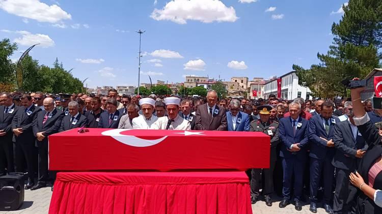 <p>Piyade Uzman Çavuş Enver Yaman’ın cenazesi, dün Yüksekova Selahaddin Eyyubi Havalimanı'nda düzenlenen törenin ardından memleketi Niğde’ye getirildi. </p>