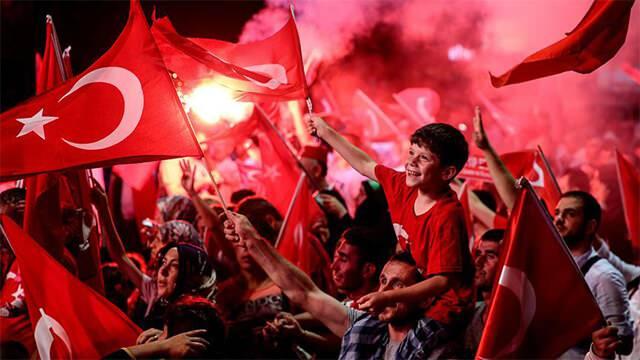 <p><strong>15 Temmuz’un yaklaşmasıyla birlikte</strong> vatandaşlar “15 Temmuz resmi tatil mi?”, “15 Temmuz’da hangi kurumlar kapalı olacak?” gibi sorulara yanıt aramaya başladı.</p>