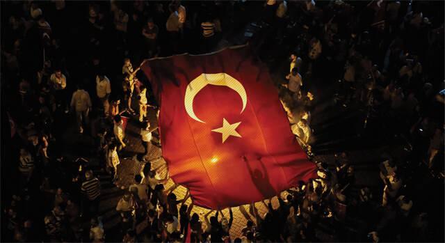 <p><strong>15 Temmuz</strong>, her sene <strong>resmi tatil</strong> olarak kabul edilmektedir. Bu sene de <strong>15 Temmuz</strong>, <strong>Salı günü</strong>ne gelmektedir.</p>
<p><strong>Belediyeler</strong>, <strong>okullar</strong>, <strong>üniversiteler</strong>, <strong>devlet daireleri</strong> ve <strong>sosyal güvenlik merkezleri</strong> dahil pek çok kurum bu tarihte <strong>kapalı</strong> olacaktır.</p>