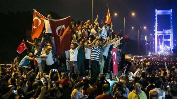 <p>Fetullahçı Terör Örgütü’nün (FETÖ) hain darbe girişimine karşı vatanını canı pahasına savunan 250 şehit, geride unutulmaz hikayeler ve ailelerine söyledikleri yürek burkan son sözler bıraktı.</p>
<p> </p>