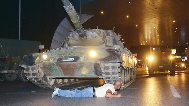 <p>Bu kahramanlar, son günlerinde sevdiklerine vatan sevgisini, kararlılığı ve inancı miras bırakarak meydanlara koştu. İşte, 15 Temmuz şehitlerinin aileleriyle geçirdikleri son anlarda söyledikleri, gözyaşlarıyla anılan o anlamlı sözler ve hikayeler…</p>