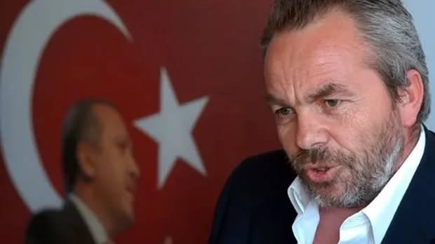 <p><span style="color:#FF0000"><strong>EROL OLÇOK</strong></span></p>
<p> </p>
<p>Erol Olçok, 1993 yılından itibaren Recep Tayyip Erdoğan’la birlikte çalışan, özellikle AK Parti'nin kuruluşundan bu yana reklam, kurumsal tanıtım ve organizasyon konularında büyük emek vermişti.</p>
<p>15 Temmuz akşamı darbe girişiminden haberdar olan Erol Olçok, hemen meydanlara inmek için harekete geçti.</p>
<p> </p>
<p>Altunizade’deki evinden çıkmaya hazırlanan Olçok, oğlu Abdullah’a, annesi ve kardeşlerinin yanında kalmasını söyledi. Babasını dinlemeyen Abdullah Tayyip, “Sen nereye ben oraya” karşılığını verdi. Bunun üzerine, baba-oğul darbecilere geçit vermemek için birlikte yola çıktı.</p>