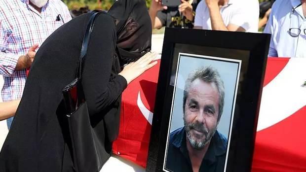 <p>Erol Olçok ve oğlu, önce Altunizade’ye gitti. Olçok, sokağa çıkan vatandaşlara, “Bu vatan bizim, kimse bu vatanı bizden alamaz. Köprüde sorun büyük arkadaşlar, orayı almamız lazım” sözleriyle cesaret verdi. Boğaziçi Köprüsü'ne doğru yürüyen kalabalığın sayısı giderek artarken, Erol Olçok da gençlerle birlikte en önden gidiyordu.</p>