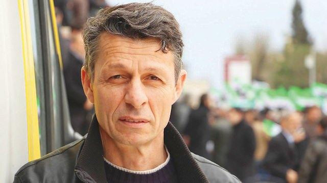 <p><span style="color:#FF0000"><strong>MUSTAFA CAMBAZ</strong></span></p>
<p> </p>
<p><strong>“Başkomutan Erdoğan'ın isteği ve emriyle sokağa çıkıyoruz”</strong></p>
<p>Mustafa Cambaz, 15 Temmuz akşamı arkadaşlarıyla Çengelköy'de oturuyordu. Eve döndüğünde oğlu Beylerbeyi'nde askerlerin yol kestiğini, bir şeyler olduğunu söyledi ve bunun üzerine konuşup tartıştılar. Mustafa Cambaz başta ciddiye almadı olanları, bunu da arkadaşlarını arayarak “Abi yanımızda darbe oluyormuş haberimiz yok” ifadeleriyle dile getirdi.</p>