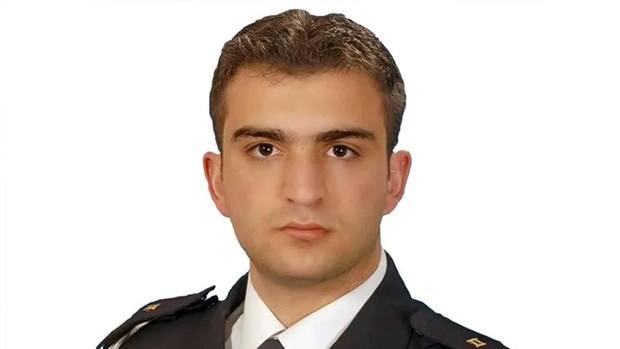 <p><span style="color:#FF0000"><strong>FIRAT BULUT</strong></span></p>
<p> </p>
<p>Polis memuru Fırat Bulut (30), Fetullahçı Terör Örgütü'nün (FETÖ) 15 Temmuz'daki darbe girişiminde Genelkurmay Başkanlığı önündeki çatışmada darbecilere direndi, 281 mermi sıktı ve ardından şehit olduPolis memuru Fırat Bulut (30), Fetullahçı Terör Örgütü'nün (FETÖ) 15 Temmuz'daki darbe girişiminde Genelkurmay Başkanlığı önündeki çatışmada darbecilere direndi, 281 mermi sıktı ve ardından şehit oldu.</p>