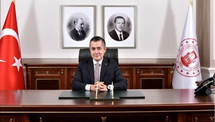<p>İçişleri Bakanlığı, İstanbul Vali Yardımcısı Can Aksoy'un Esenyurt Belediyesi'ne kayyım olarak atandığını duyurdu.</p>
<p> </p>
<p> </p>