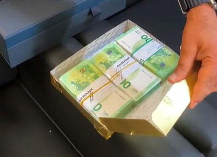 <p>Baklava kutusunda 110 bin euro rüşvet aldığı iddiasıyla mahkemeye sevk edilen Manavgat Belediye Başkan Yardımcısı Mehmet Engin Tüter ve Belediye Başkanı Niyazi Nefi Kara, tutuklandı.</p>
