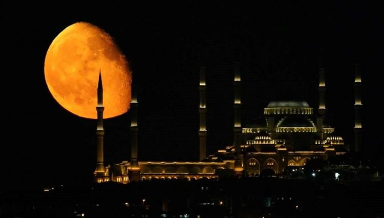 <p><span style="color:#000000"><strong>Ufuk çizgisine yakın olan Ay'ı, gökyüzünde yüksekteyken olduğundan çok daha büyük algılamamızdan kaynaklanan bu olay, tamamen bir optik illüzyonu sembolize ediyor.</strong></span></p>