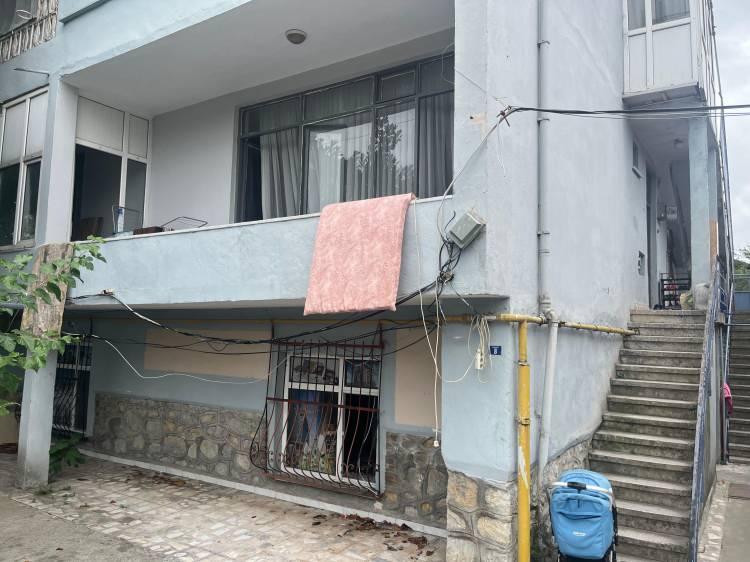 <p>Olayı anlatan çocukların yakını Talip Akdeniz, <strong>"Annesi banyo yaptırırken, şofbenin başlığı suya değince çocuklar akıma kapılmış."</strong> dedi.</p>